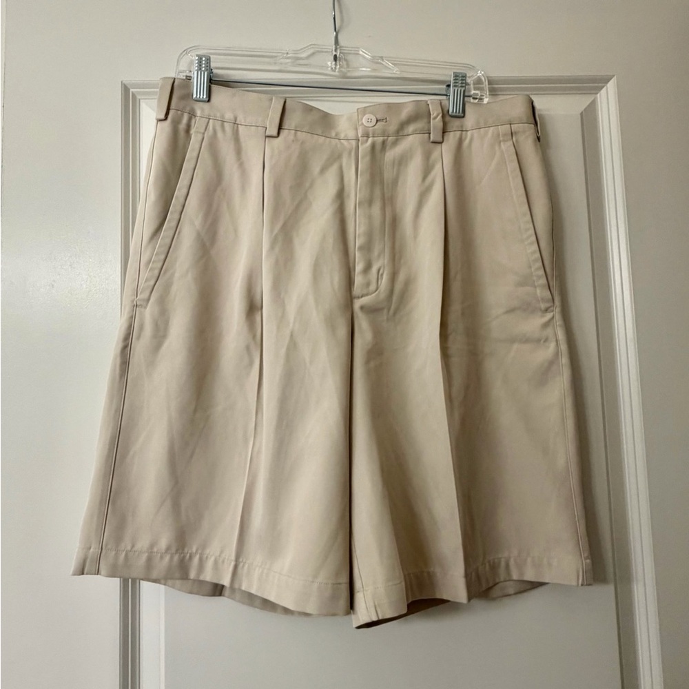 Nike Golf Shorts Mens Size 34 Beige Khaki Chino Pleated Fit Dry Swoosh Logo